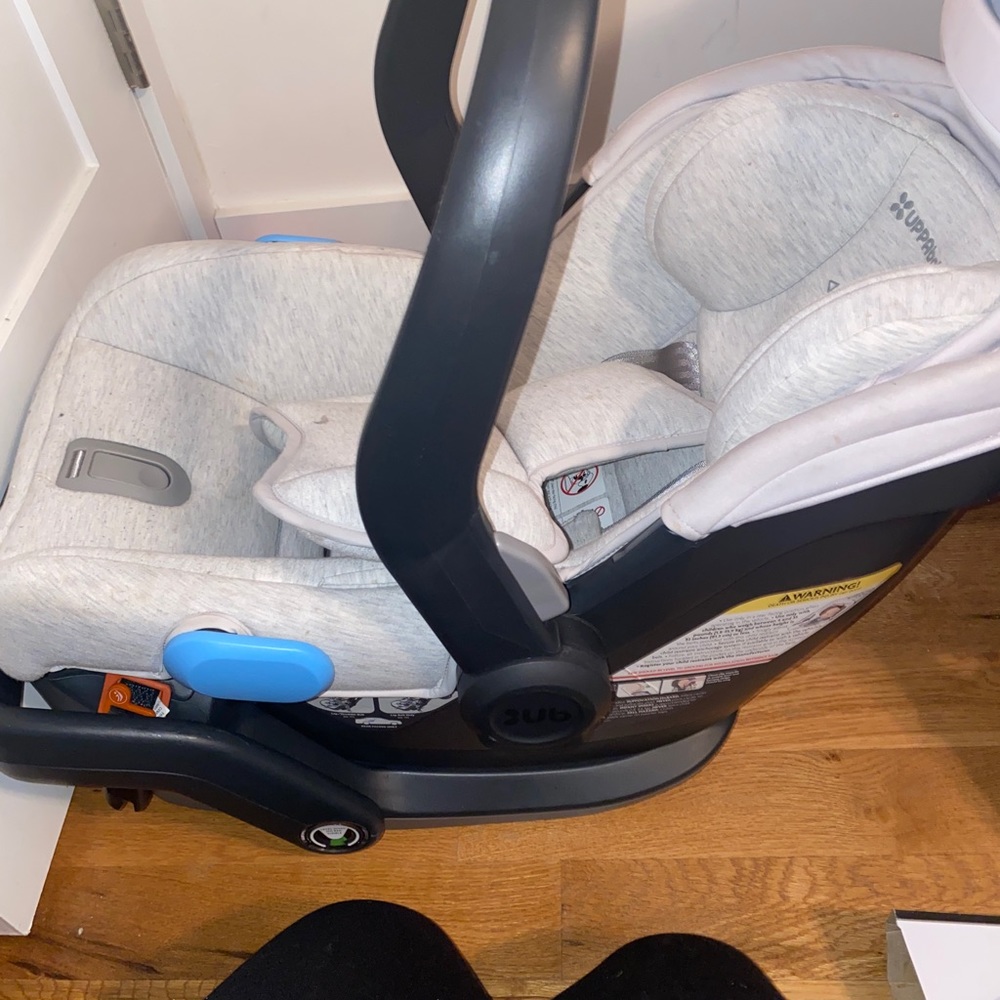 Used car seat. Fits up to 35 pounds.